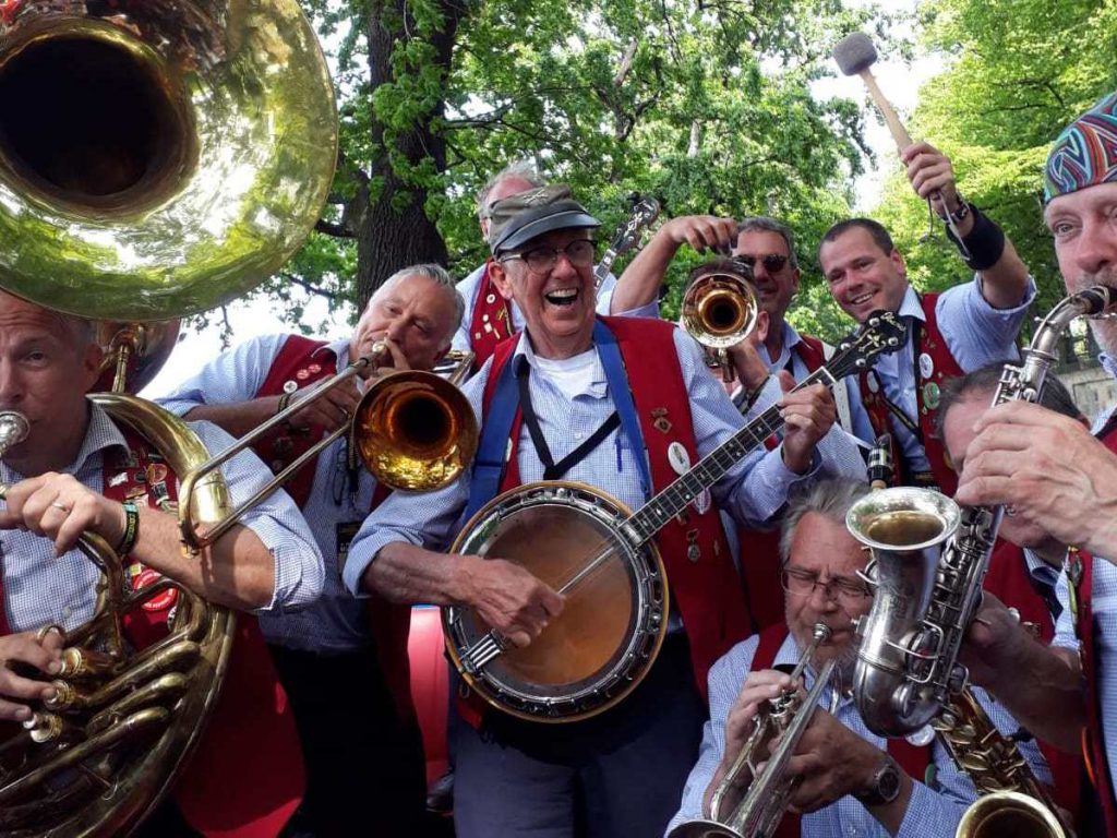 Jan Hoes, bewoner van Residentie Molenwijck, met zijn Jazzband Lamarotte